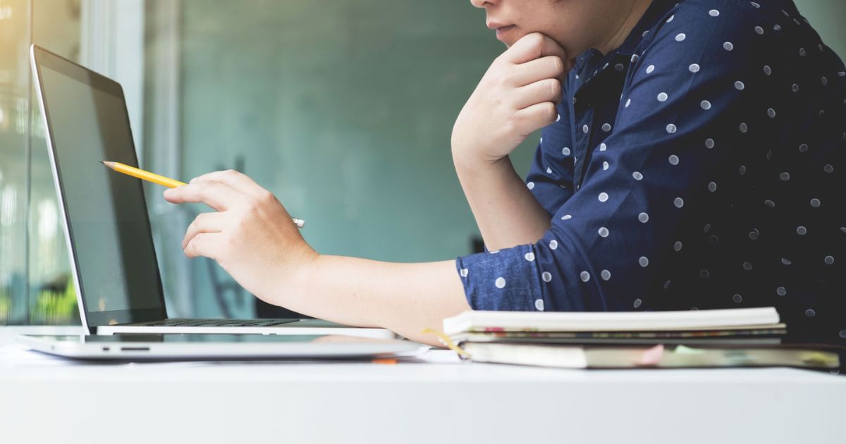 学生がビジネスを考えるイメージ